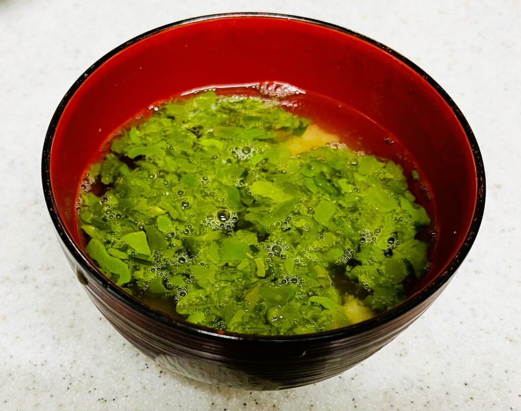 コストコめかぶのアレンジレシピ。お味噌汁にめかぶをトッピング