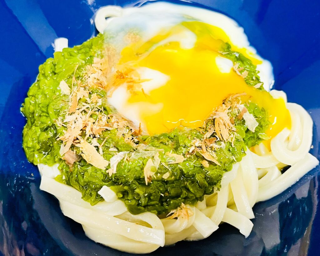 コストコめかぶのアレンジレシピ。冷凍うどんに温玉とのせた時短で美味しいうどん