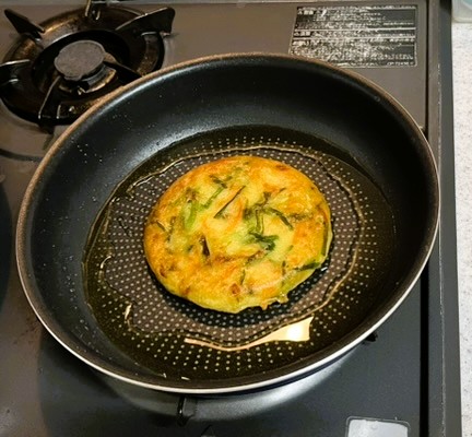 コストコ冷凍チヂミをフライパンで焼く。油が多め