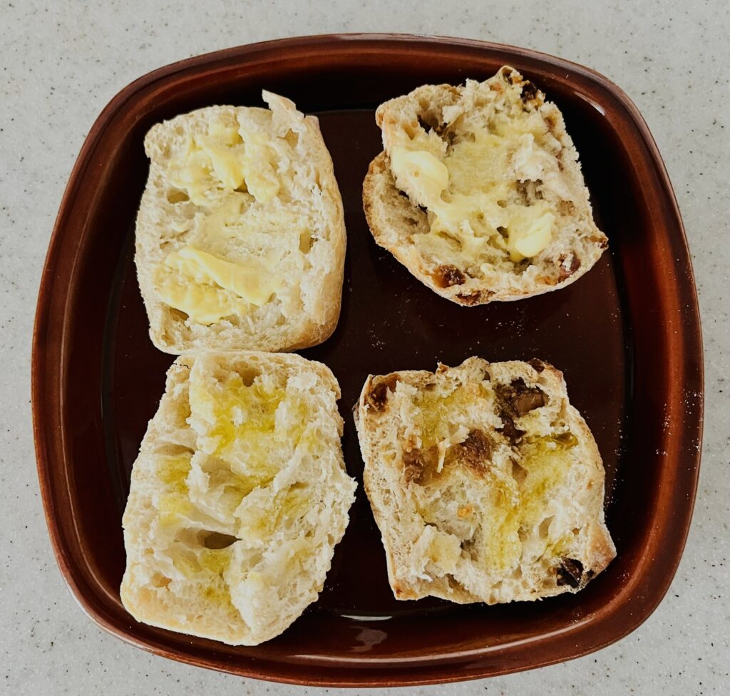 コストコ新商品ミニロールプレーン&フィグハニーの食べ比べ。上段がバターを塗ったもの、下段がオリーブオイルを塗ったものです。そして、左側がプレーン、右側がイチジク味です。