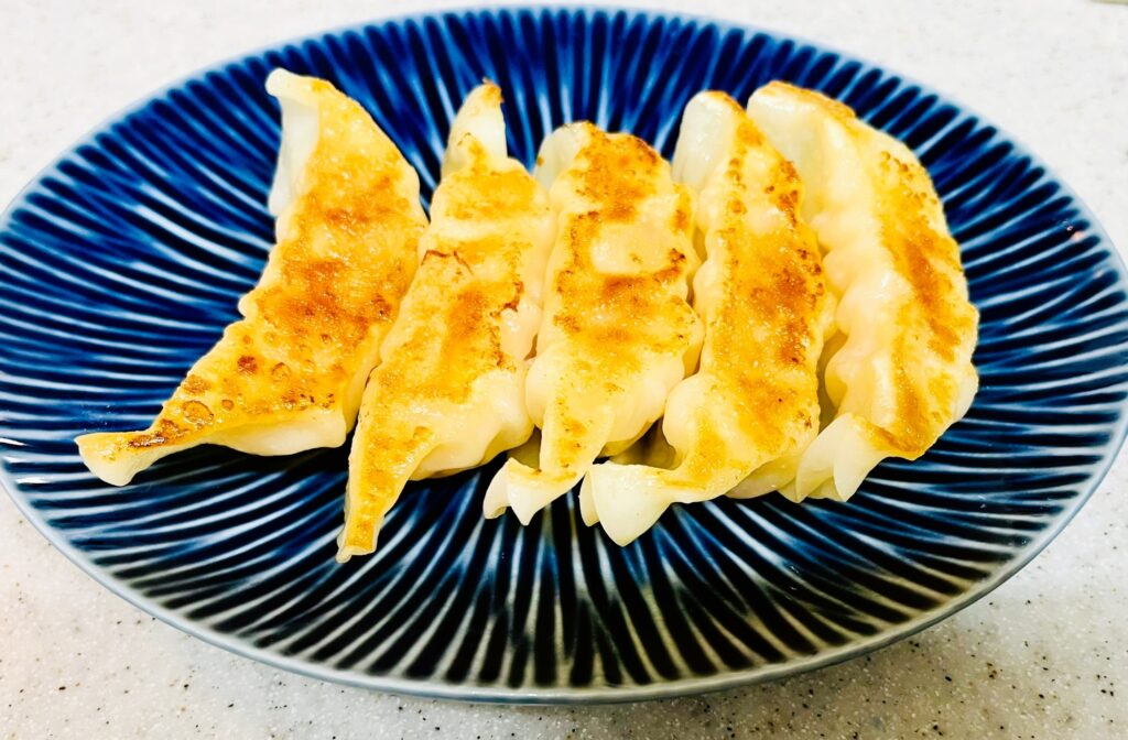 コストコ餃子計画の冷凍えび餃子をフライパンで焼いた。こんがりした焼き目がつく
