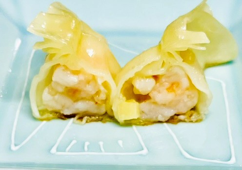 コストコ餃子計画の冷凍えび餃子を割った中身。えびの身と筍が見える