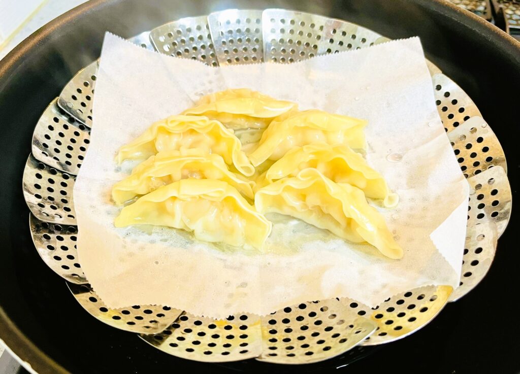 コストコ餃子計画の冷凍えび餃子を蒸し器で調理