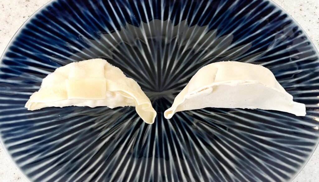 コストコ餃子計画の冷凍えび餃子（左）と生餃子（右）。えび餃子の方が小さい