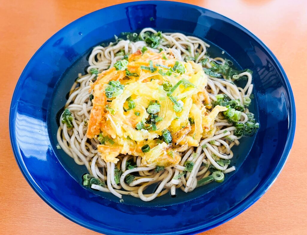 ノンフライヤーCOSORIで天ぷらを温め蕎麦の上にのせた。時短料理