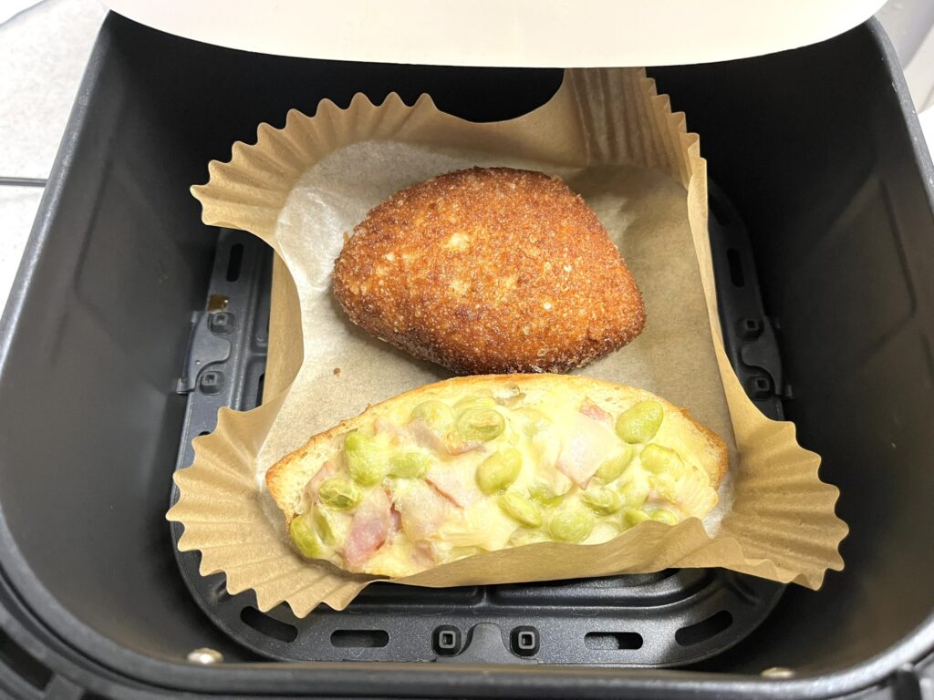 ノンフライヤーCOSORIで惣菜パンとカレーパンを温めた後。カレーパンがややこんがり。チーズはテリがでて美味しそうな見た目に。