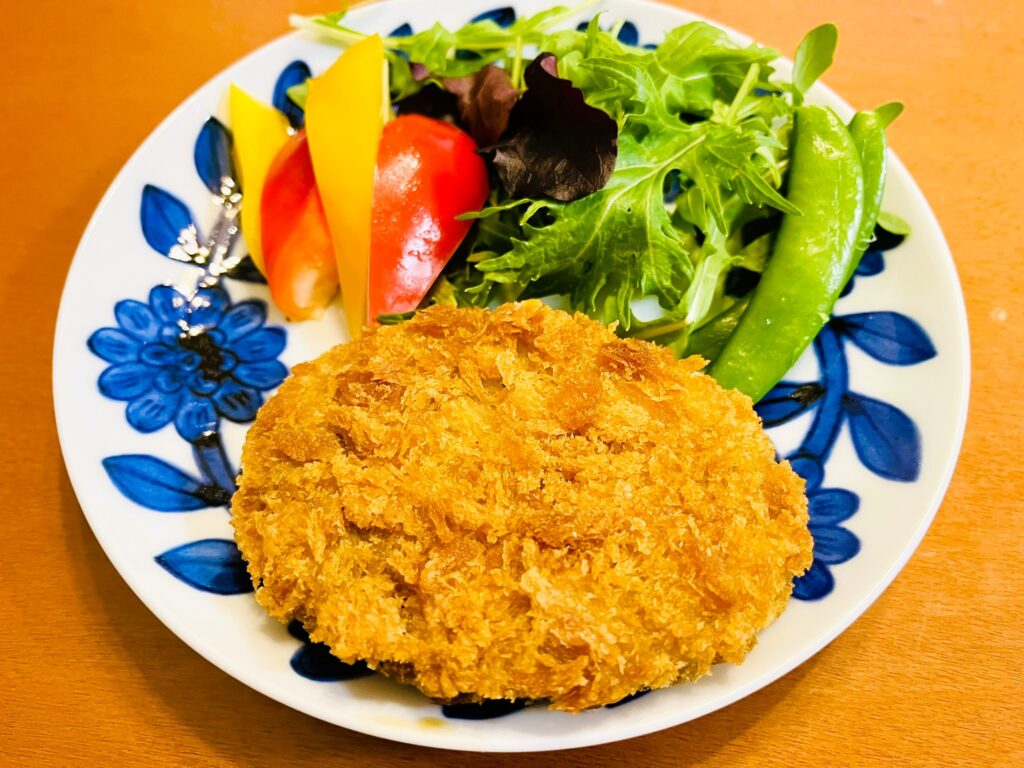 ノンフライヤーCOSORIで温めたコロッケをお皿に盛り付けた。
