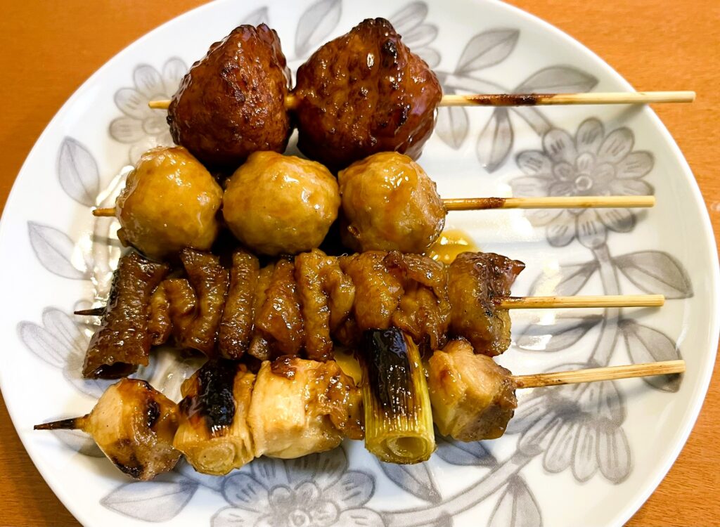 ノンフライヤーCOSORIで温めた焼き鳥をお皿に盛り付けた
