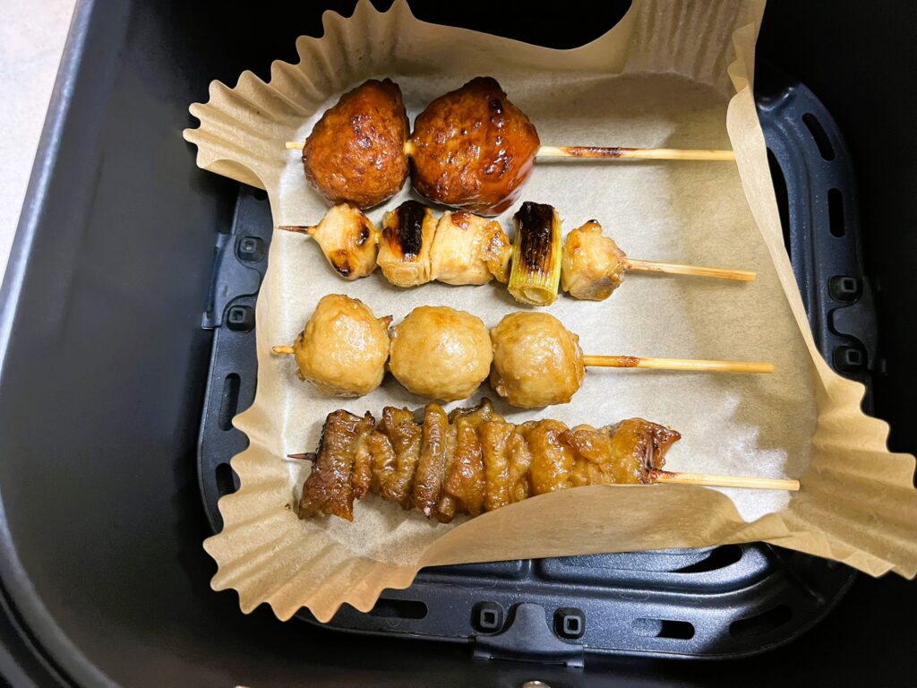 ノンフライヤーCOSORIで焼き鳥を温めた後。やや色が濃くなる