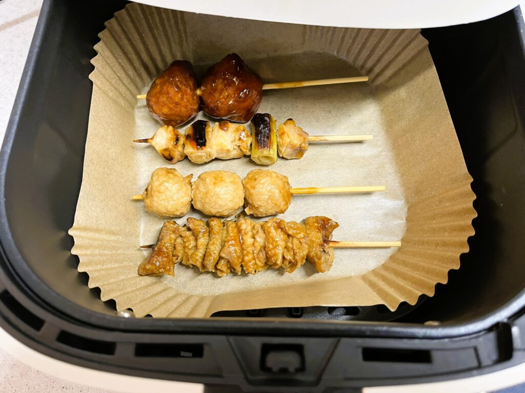 ノンフライヤーCOSORIで焼き鳥を温める前（専用シートを使用）