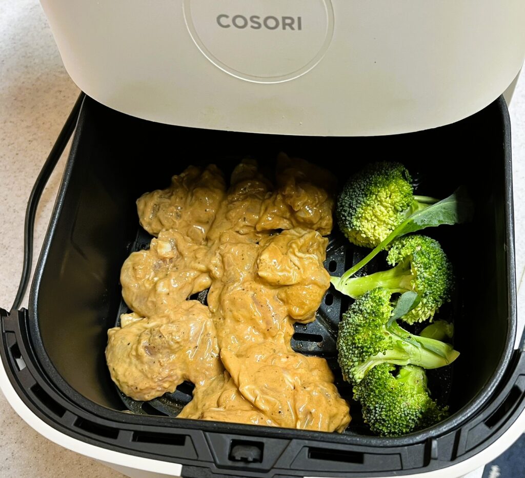 ノンフライヤーCOSORIにタンドリーチキン用の鶏もも肉をセット