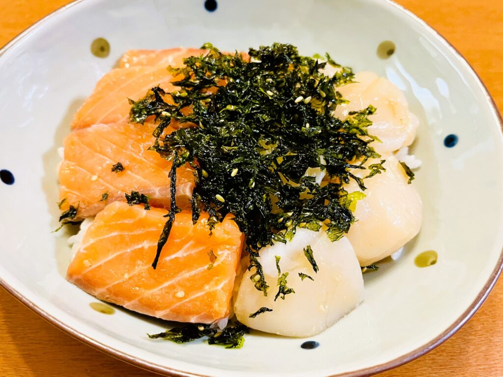 白糠町ふるさと納税のサーモンとホタテで作った海鮮丼