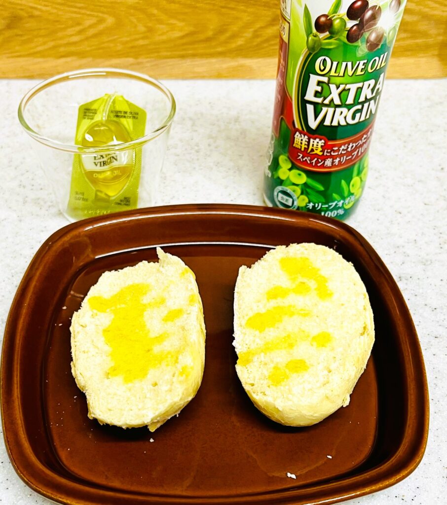 コストコのオリーブオイルとスーパーのものをパンにかけて比較