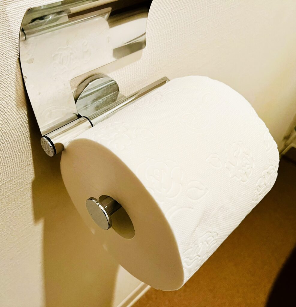 コストコのトイレットペーパーをホルダーに設置したらギリギリだった。
