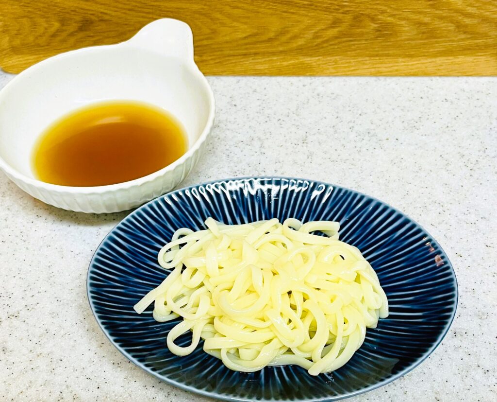 コストコ石丸製麵うどん乾麵を茹でて麺つゆを添えた
