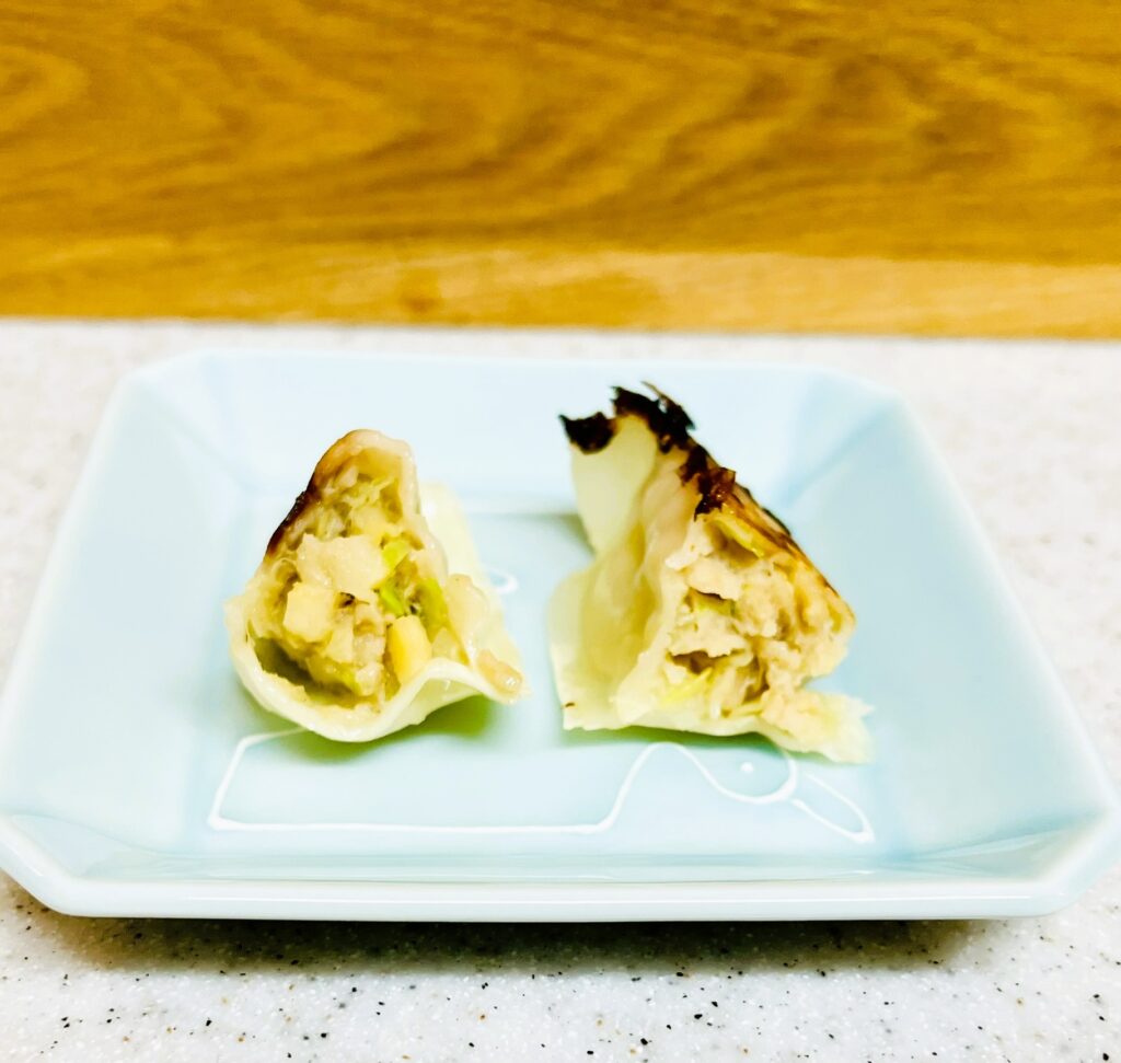 コストコ餃子計画の餃子と味の素餃子の断面