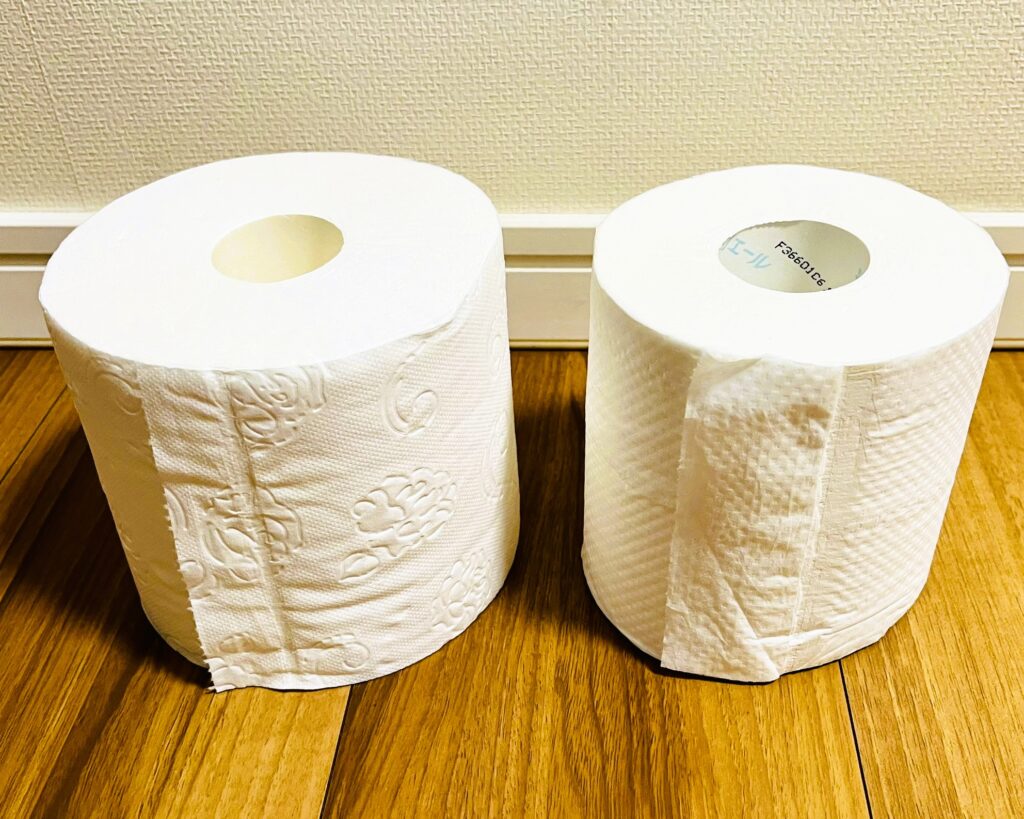 右がコストコ_左がエリエール。コストコの方がロールの厚みがある。