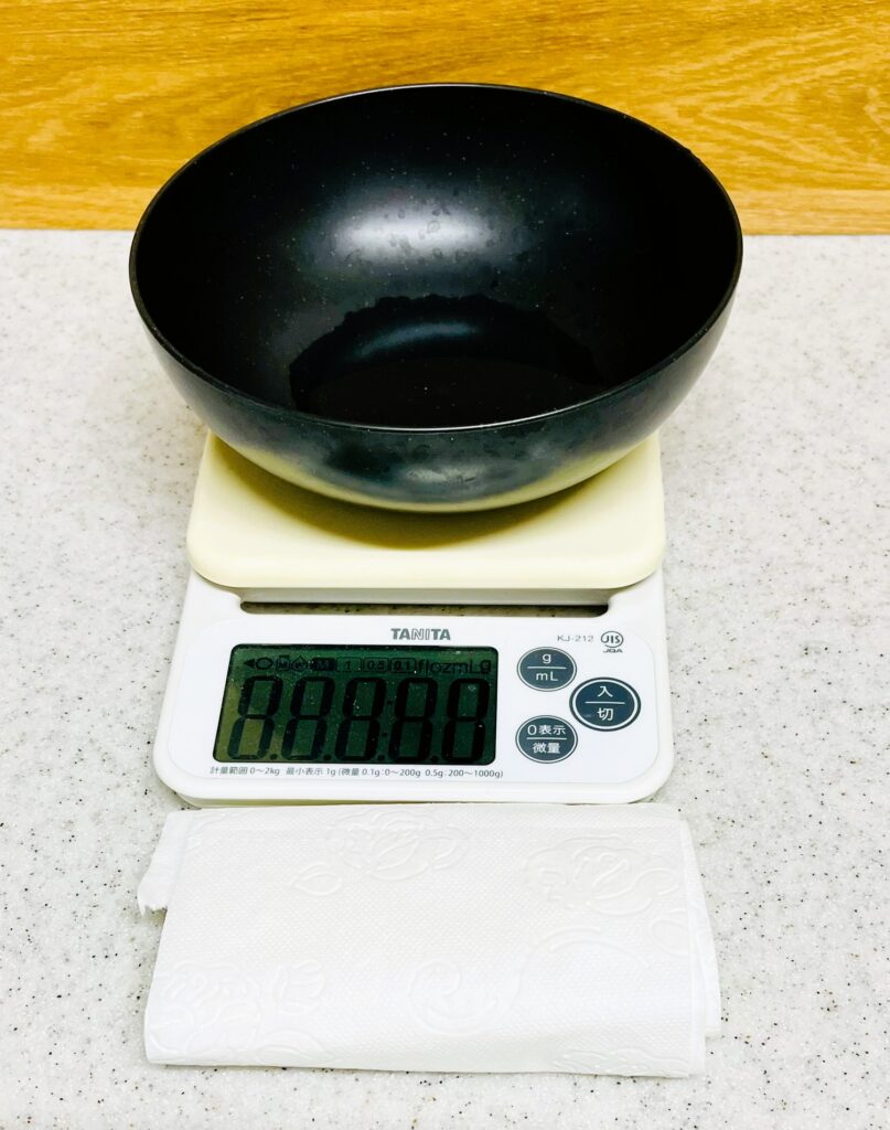 吸水力テスト。お皿に水を入れて、吸水できなかった水の重さを測る。