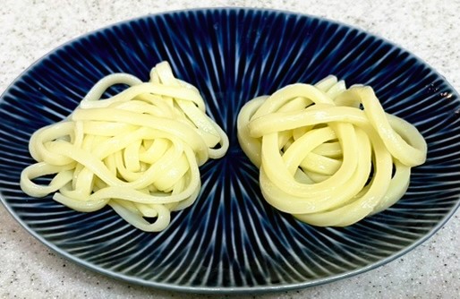 左は石丸製麵うどんで右はスーパーカトキチ冷凍うどん。茹でて比較した。