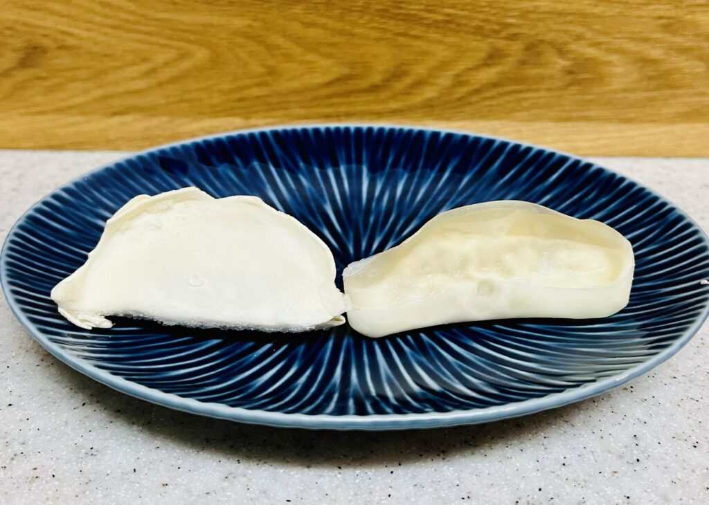 焼く前のコストコ餃子計画の餃子と味の素餃子。同じぐらいの大きさ。