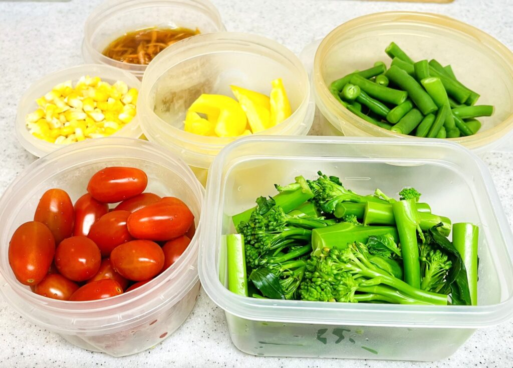 お弁当の副菜は休日にまとめて作りタッパーで保存