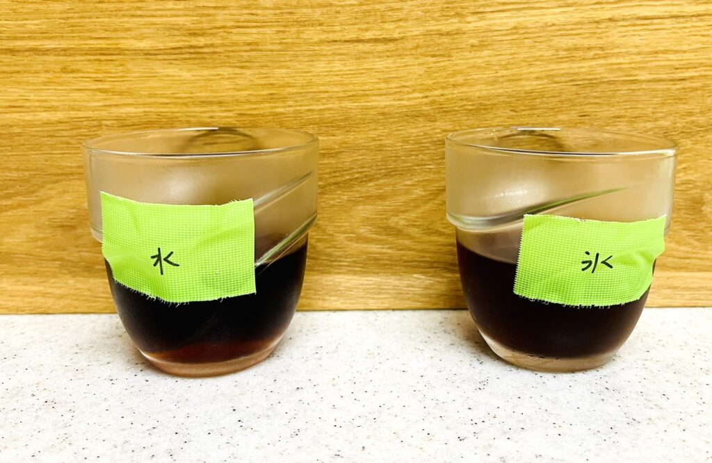 コストコMJB水出しアイスコーヒーの抽出試験。左は水出し、右は氷水出し。色の違いは少ない。