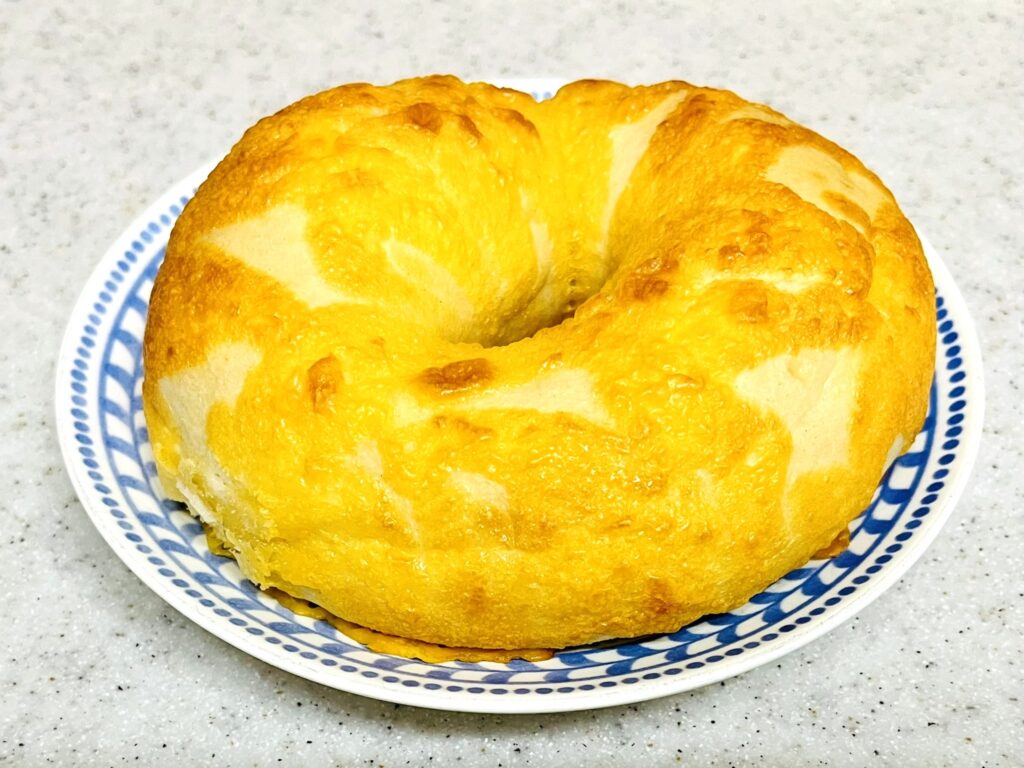 コストコのチーズベーグルの1つをお皿にのせた。手のひらサイズで大きい