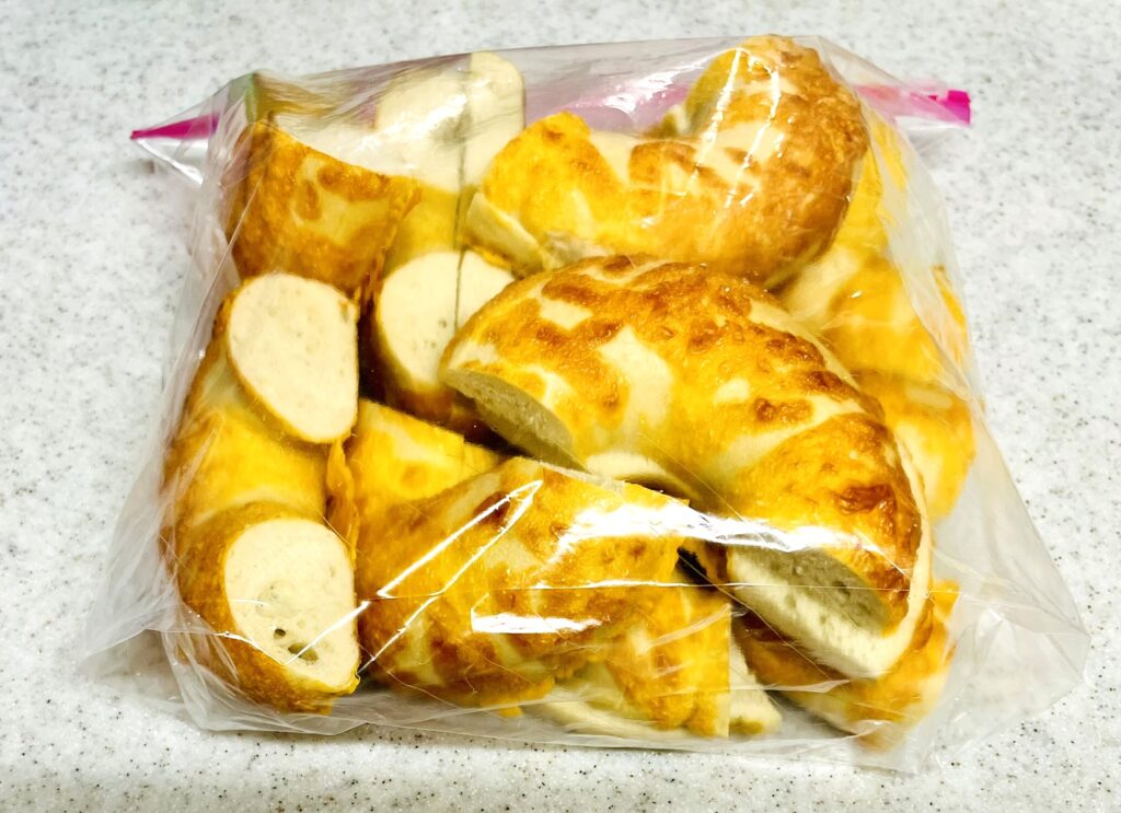 コストコのチーズベーグルの冷凍保存方法。半分に切り、切り込みを入れてジップロックへ。
