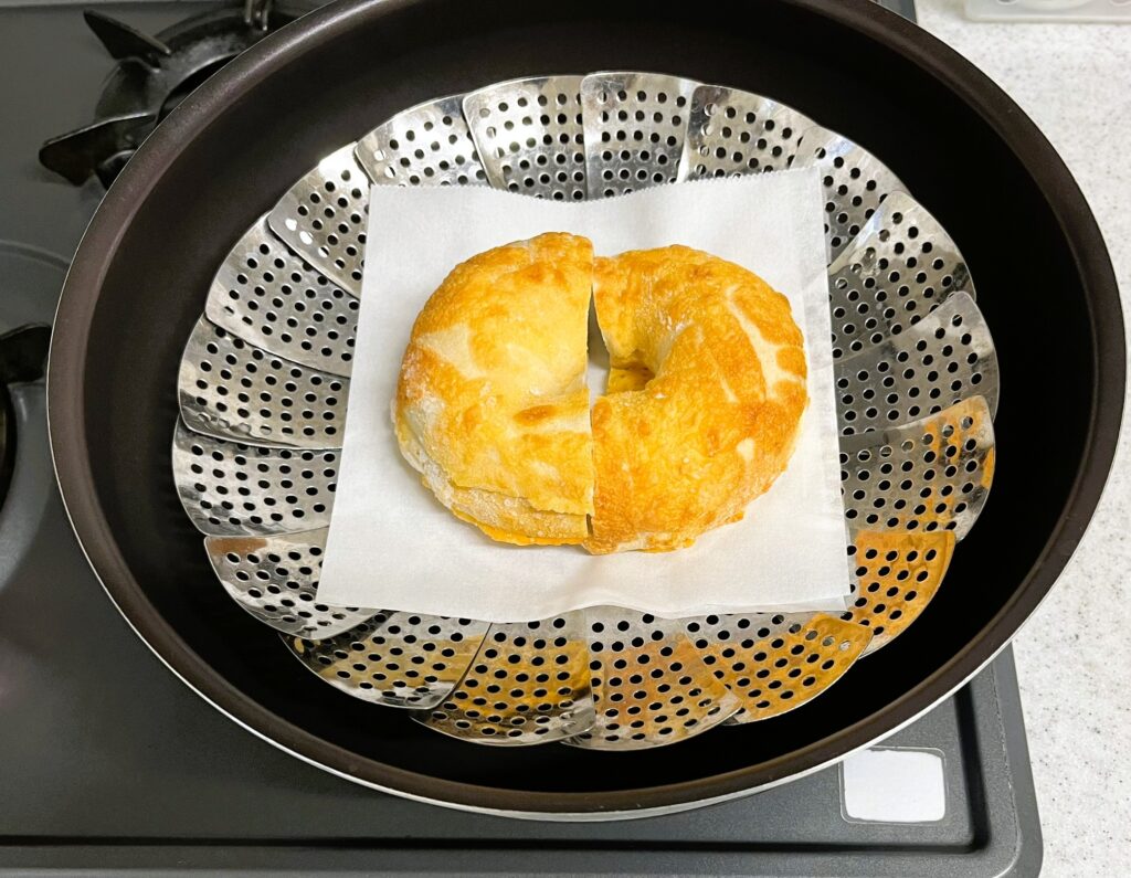 コストコのチーズベーグルの美味しい温め方法。蒸し器を使う