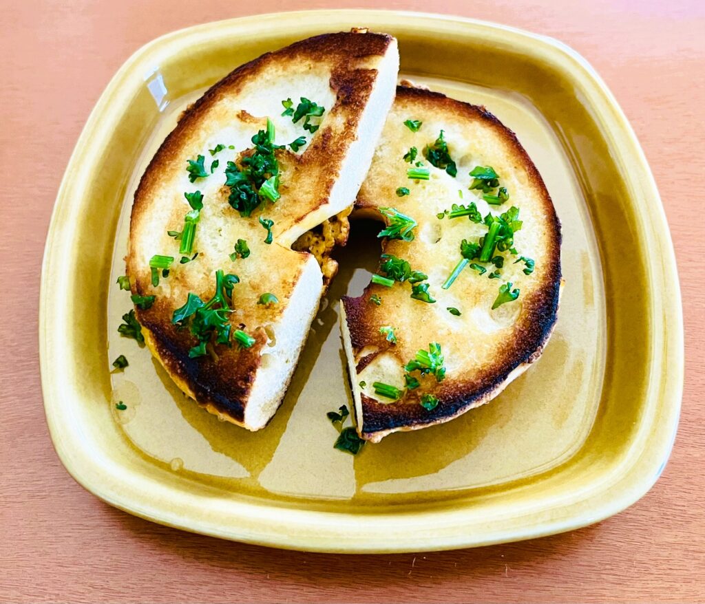 コストコのチーズベーグルの美味しい食べ方。焦がしバターを染み込ませて焼く