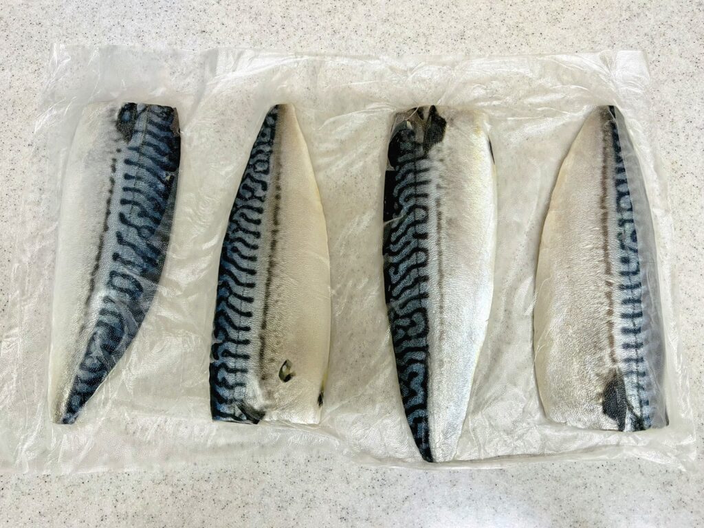 コストコのプレスンシールでサバの切り身を挟み込んだ。小分け冷凍に便利
