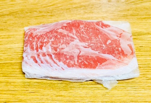 コストコのプレスンシールで生ハムを挟んで冷蔵保存。何度か脱着してもしっかり密着する