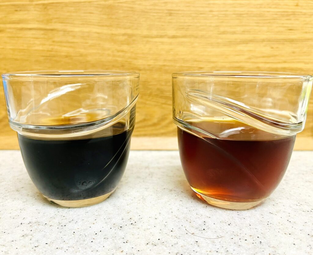 コストコ山本珈琲とMJB水出しアイスコーヒーの色を比較。山本珈琲の方が濃い色をしている。