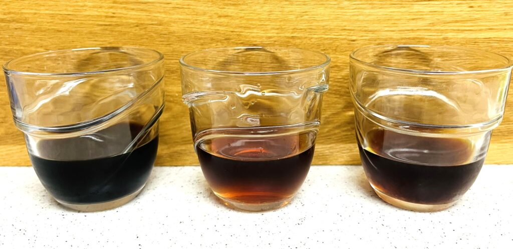 コストコ山本珈琲とMJB水出しアイスコーヒーの色を比較。左が山本珈琲、真ん中が水500mlで4時間抽出したMJB水出しアイスコーヒー、右が水250mlで4時間抽出したMJB水出しアイスコーヒー。山本珈琲が最も濃く、次に250mlで抽出したMJB水出しアイスコーヒーが濃い。
