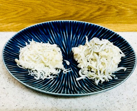 コストコ遠州灘しらす干しとスーパーのしらす干しをご飯の上に載せて比較