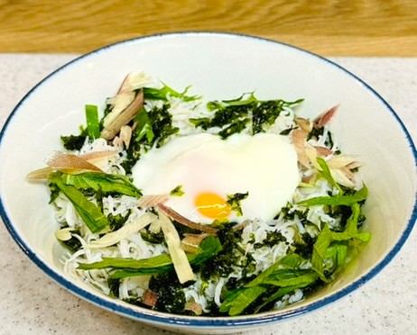 コストコ遠州灘しらす干しのアレンジレシピ。温泉卵しらす丼