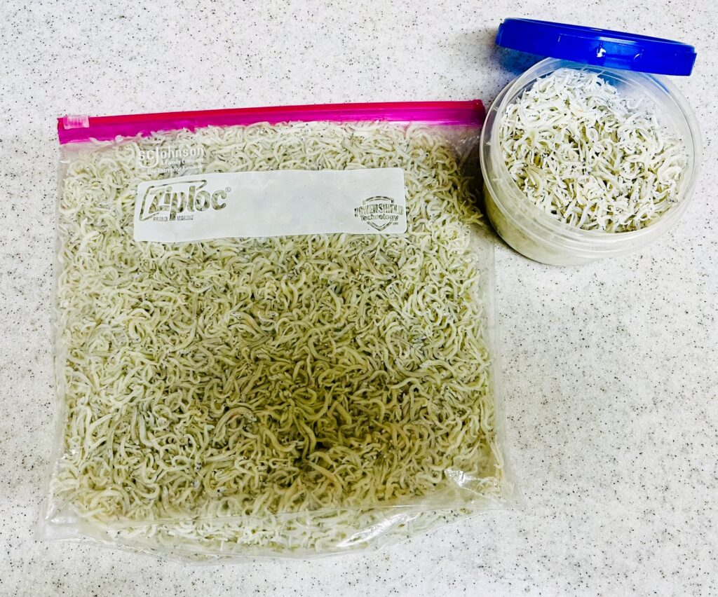 コストコ遠州灘しらす干しの場所を取らない冷凍方法。ジップロックに入れて薄く整形する
