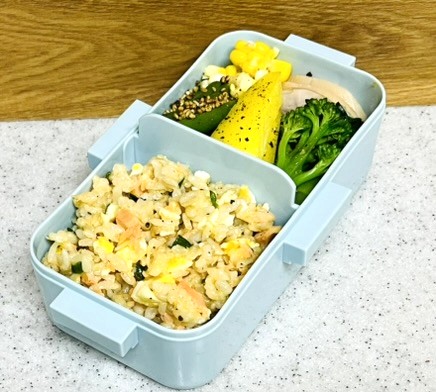 コストコ銀鮭のアレンジ弁当。炒めないチャーハン