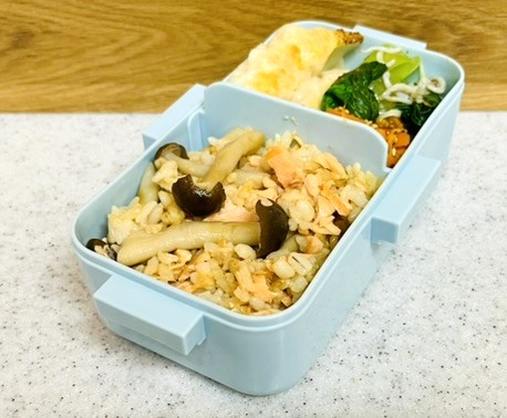 コストコ銀鮭のアレンジ弁当。銀鮭としめじの混ぜご飯