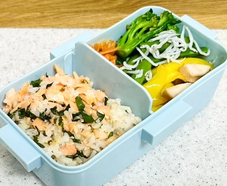 コストコ銀鮭のアレンジ弁当。銀鮭と大葉のチラシ寿司