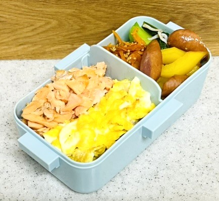 コストコ銀鮭のアレンジ弁当。銀鮭と炒り卵の2色丼