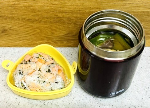 コストコ銀鮭のアレンジ弁当。銀鮭と韓国のりのおにぎり