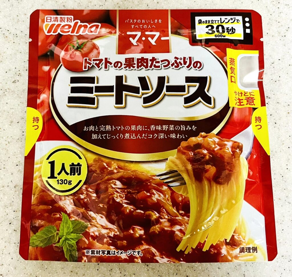 スーパーのマ・マーミートソース外観。赤いパッケージ