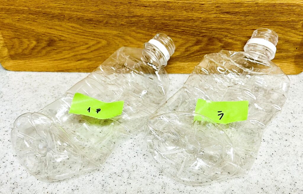 伊藤園とライフドリンクカンパニー麦茶のペットボトルを潰した。どちらも潰れる。