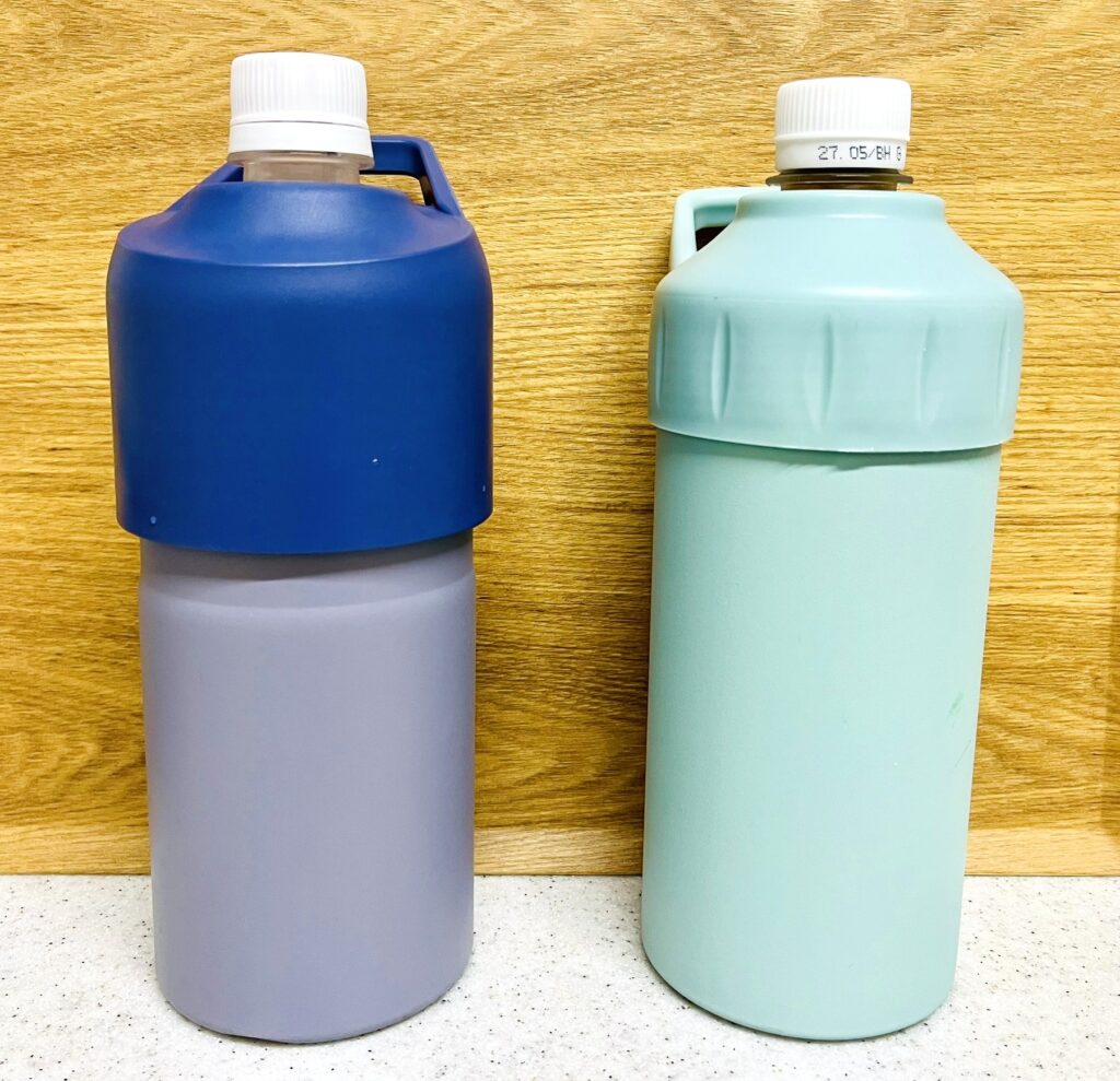 伊藤園とライフドリンクカンパニー麦茶をペットボトルホルダーへ入れた。どちらも問題なく入る