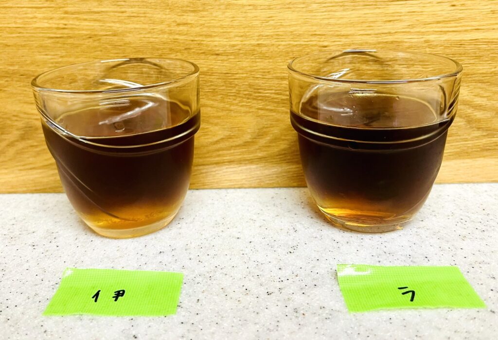 伊藤園の麦茶とライフドリンクカンパニーLDC麦茶をコップへ注いだ。LDCの方が色が濃い