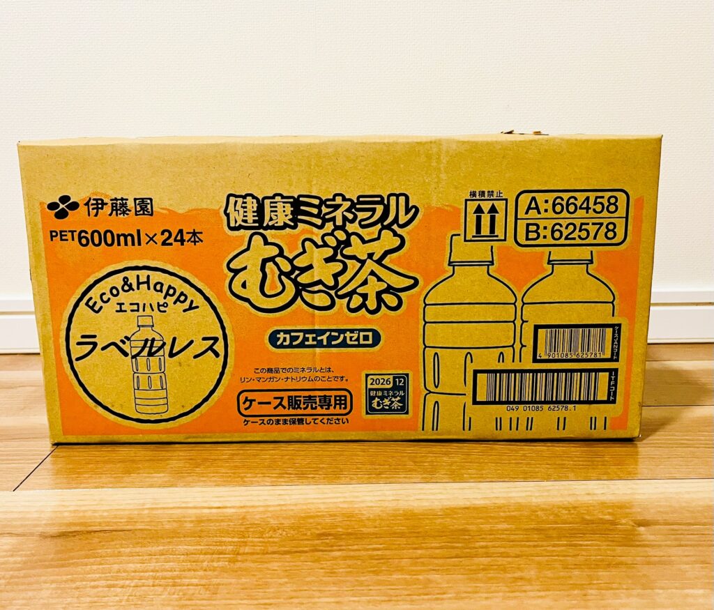 伊藤園の麦茶の段ボール。オレンジ色が目印