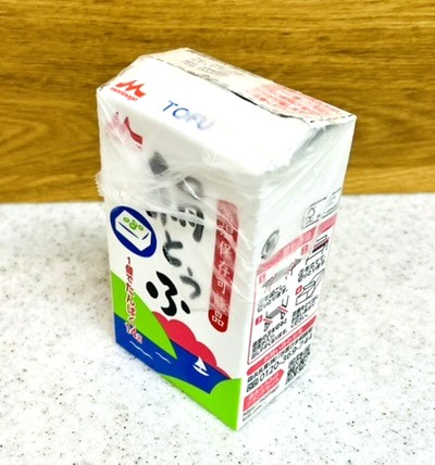使いかけの豆腐のパックをプレスンシールで覆って冷蔵保存。タッパーは使わなくてOKなので、時短家事に