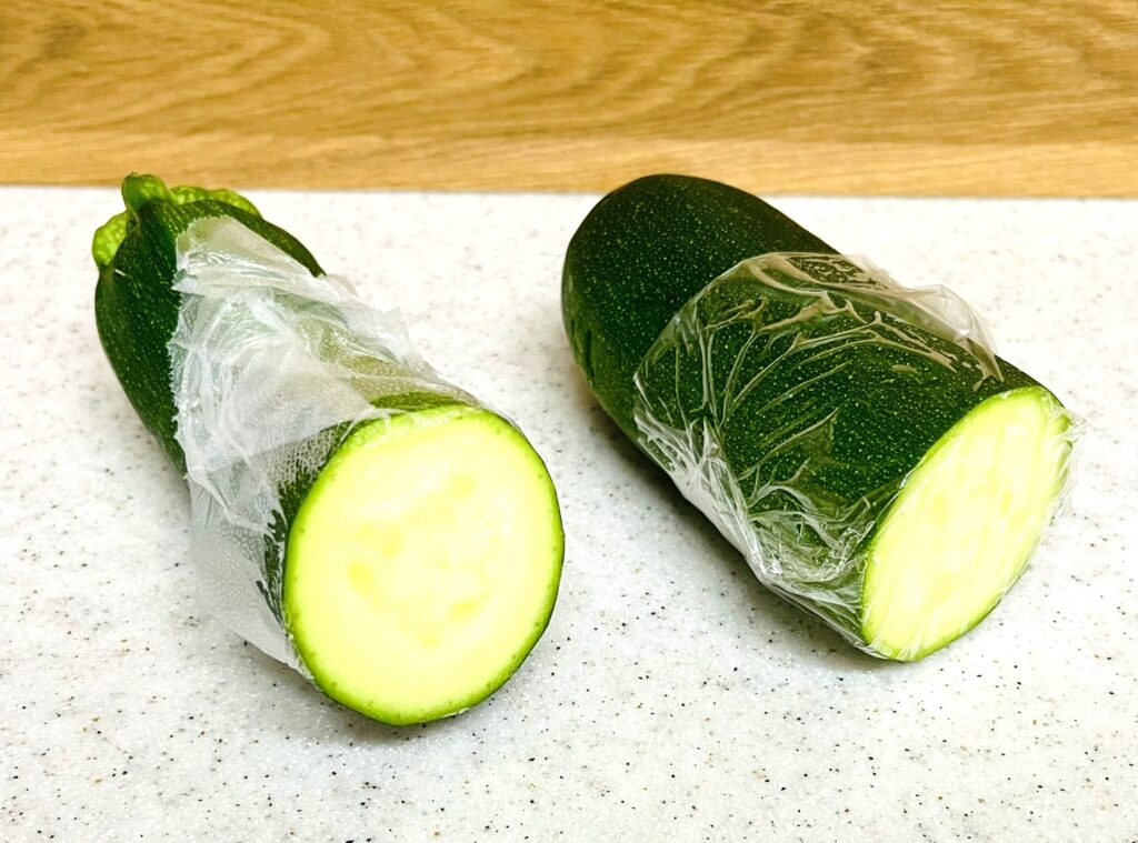 右はズッキーニの切り口をプレスンシールで覆ったもので左はラップで覆ったもの。切り口から水分が出てもプレスンシールは剝がれにくい