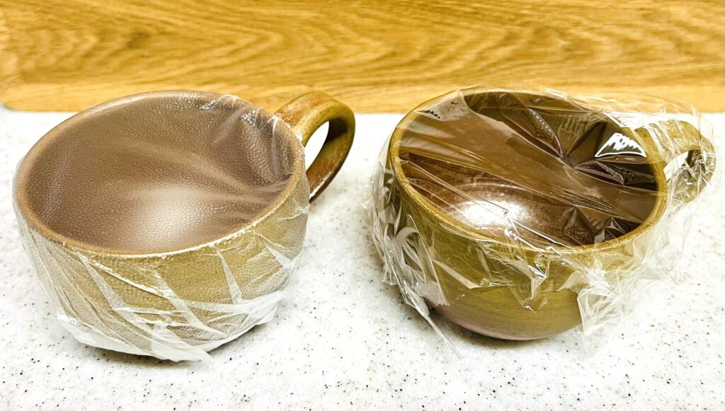 右は表面がザラついた陶器にプレスンシールを覆ったもの。左はラップで覆ったもの。プレスンシールの方が密着する